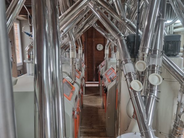 Fabrication de farine artisanale au Moulin de Champcors