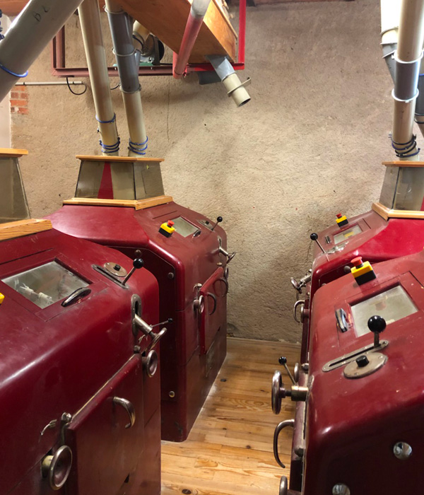 Production de farine artisanale au Moulin du Foulon