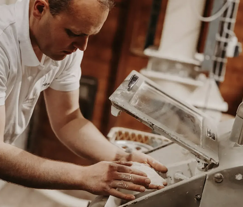 Francois-Giraudineau contrôle qualité à la Minoterie Giraudineau